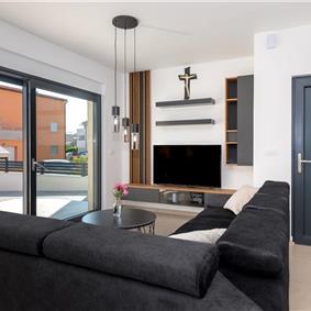 4 Bedroom Villa with Pool near Vodice town, Sibenik Riviera, sleeps 8